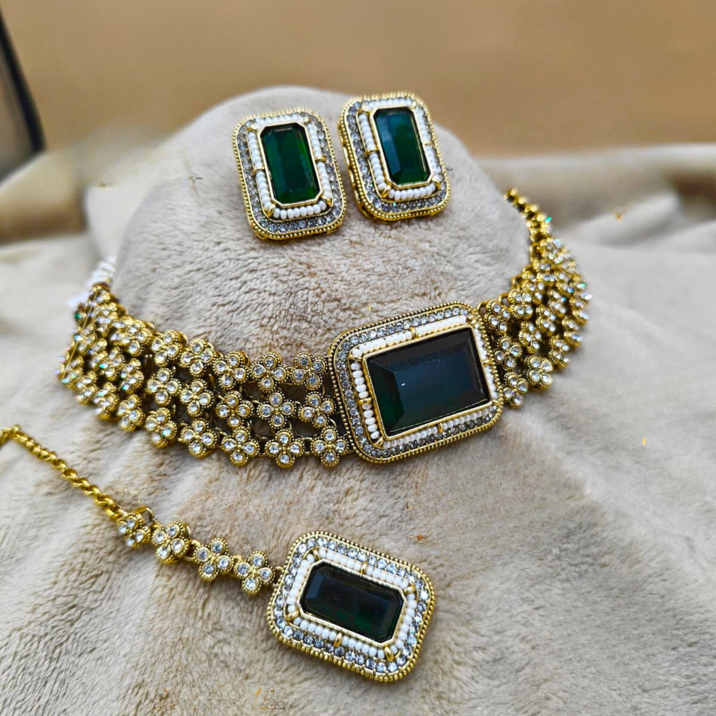 Emerald Zariya Floral Kundan Jewellery Set